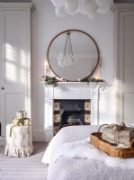 Chambre neutre avec cheminée carrelée et lumière caractéristique 