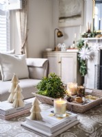 Salon avec détails de Noël et bougies 