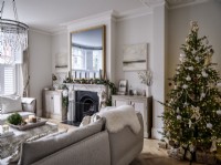 Salon neutre décoré pour Noël 