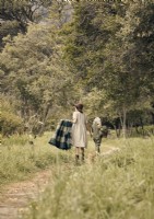 Deux femmes marchant dans la campagne en vêtements vintage 