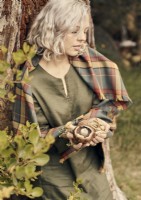 Jeune femme tenant des champignons fraîchement cueillis dans les bois 