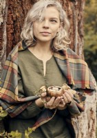 Jeune femme tenant des champignons dans les bois 