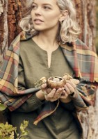 Portrait de jeune femme tenant des champignons fourragers 